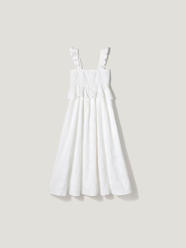 ジャガード素材の白のスモッキングワンピース
