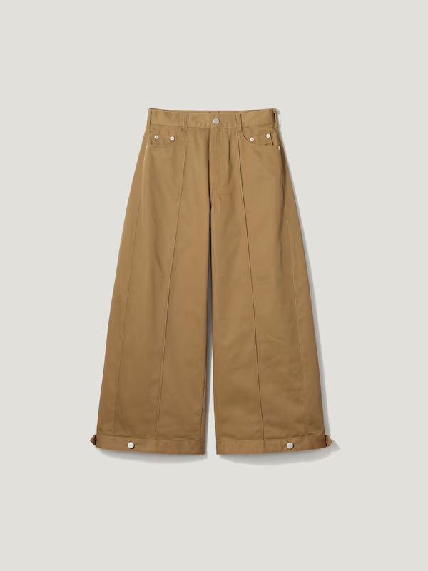 裾にアジャストボタン付きのベージュのバルーンパンツ