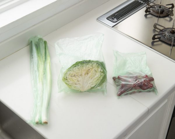 鮮度を長持ちさせる袋に入れた野菜