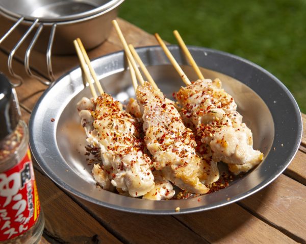 焼き鳥にかけてもばっちり。いつも七味唐辛子をかけている方、ぜひお試しを。