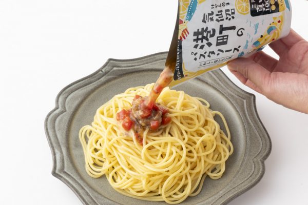 パスタソースをパスタにかける