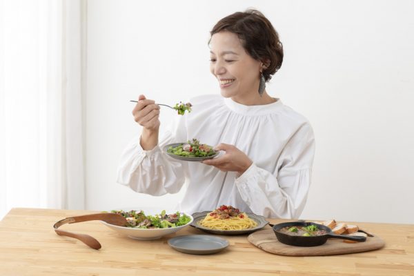 気仙沼港町のパスタソースを使った料理を食べるMart読者