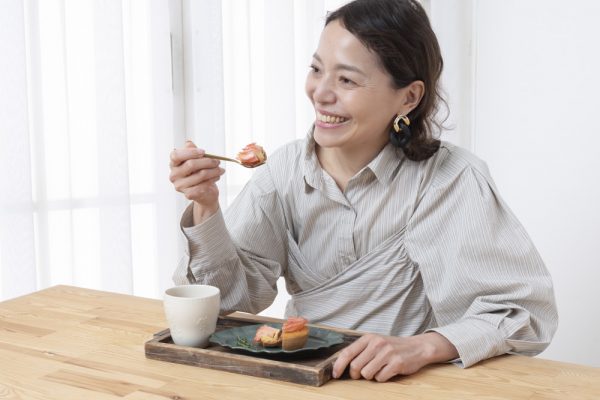 アップルタルトを食べる読者さん