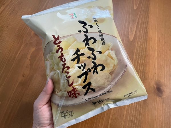 ７プレミアム　ふわふわチップスとうもろこし味　100円（税込108円） 販売地域：北海道、東北、茨城県、栃木県、群馬県、埼玉県、甲信越、北陸、東海、近畿、中国、四国、九州、沖縄