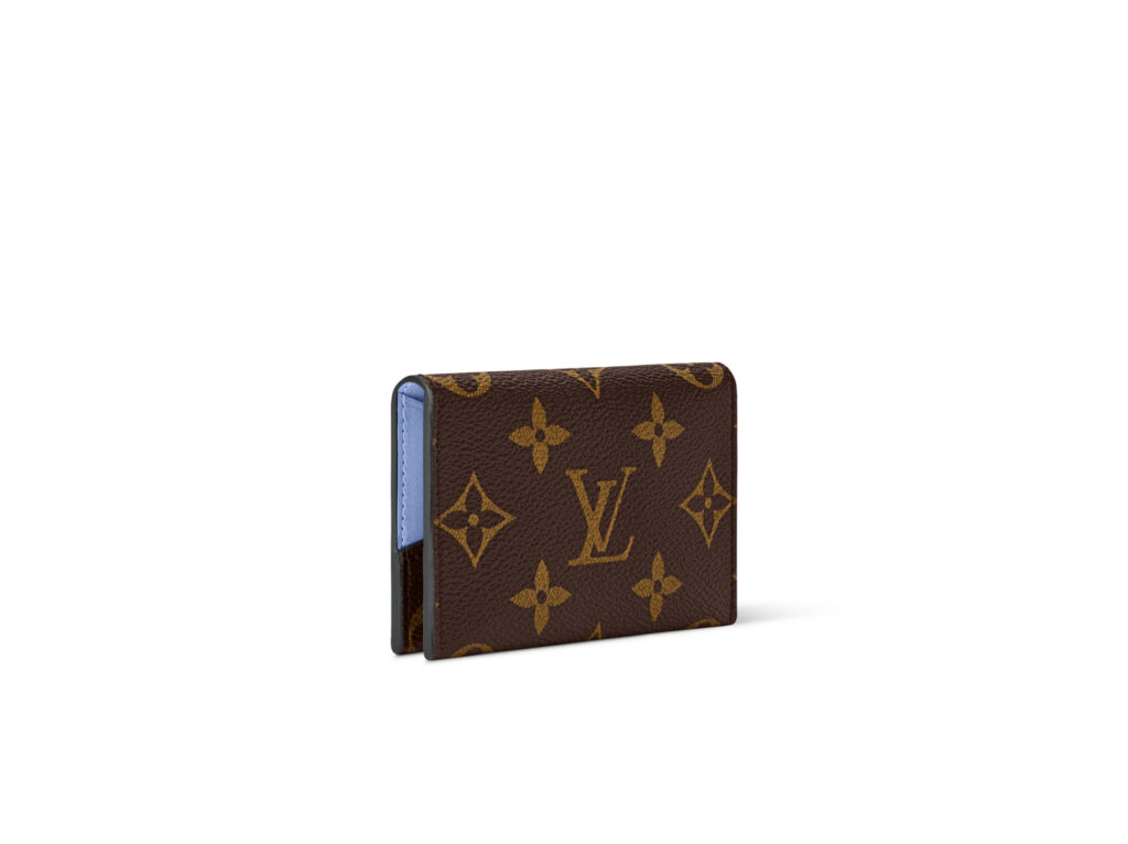 内側にはブルーの配色が除くカードケース