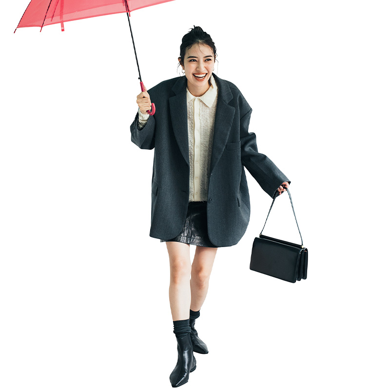 雨の日コーデにおすすめのシャツ×ミニスカ×ブーツ×ジャケットに傘をさしている岡本あずささん
