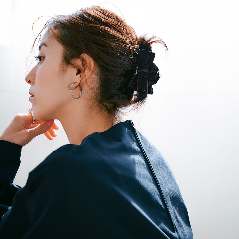 雨の日のヘアアレンジにおすすめのバンスクリップを使ってまとめ髪をしている岡本あずささん