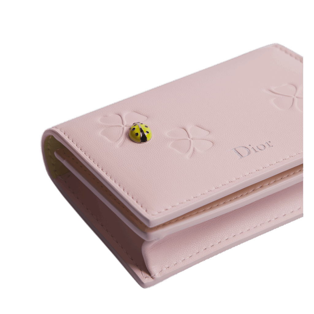 フラップには黄色のてんとう虫とエンボス加工のクローバー