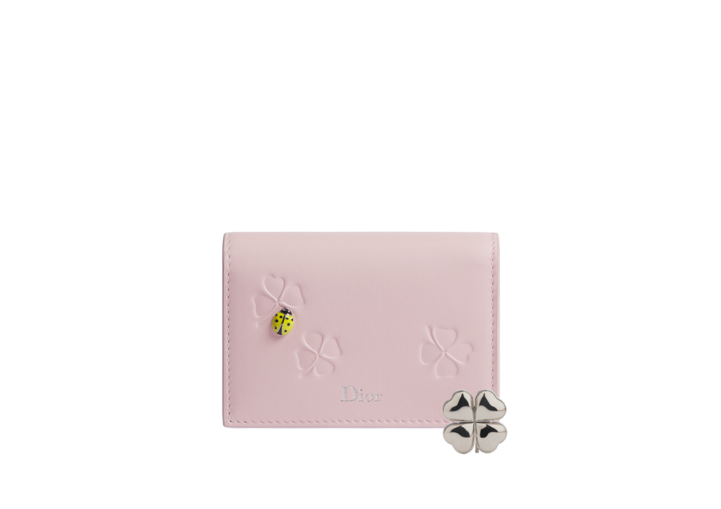 カードケースには限定クローバーのチャーム付き