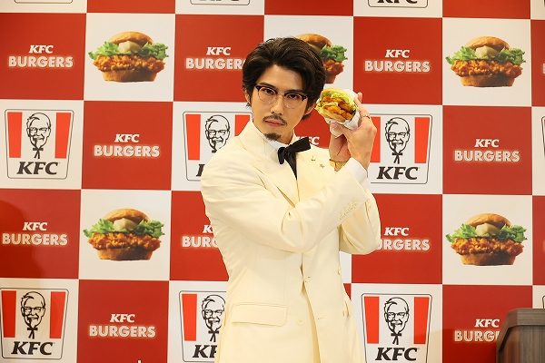 カーネルサンダースに扮した俳優の賀来賢人さん