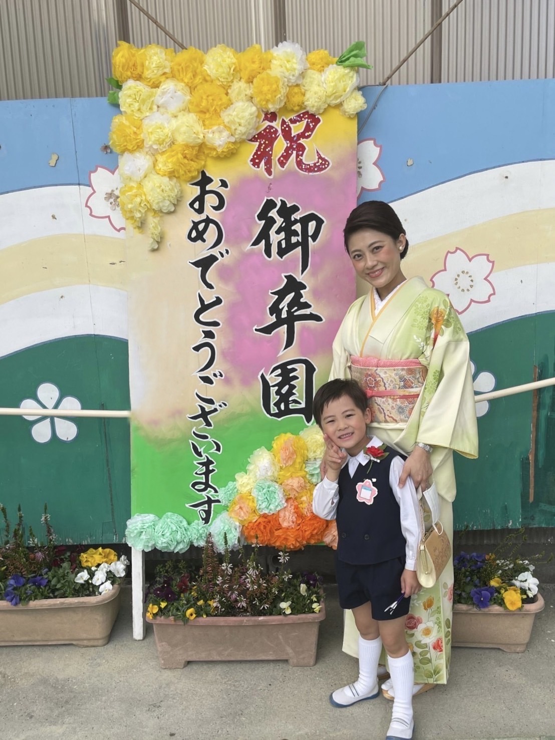 卒園式で緑色の着物を着た名古屋のママ。
