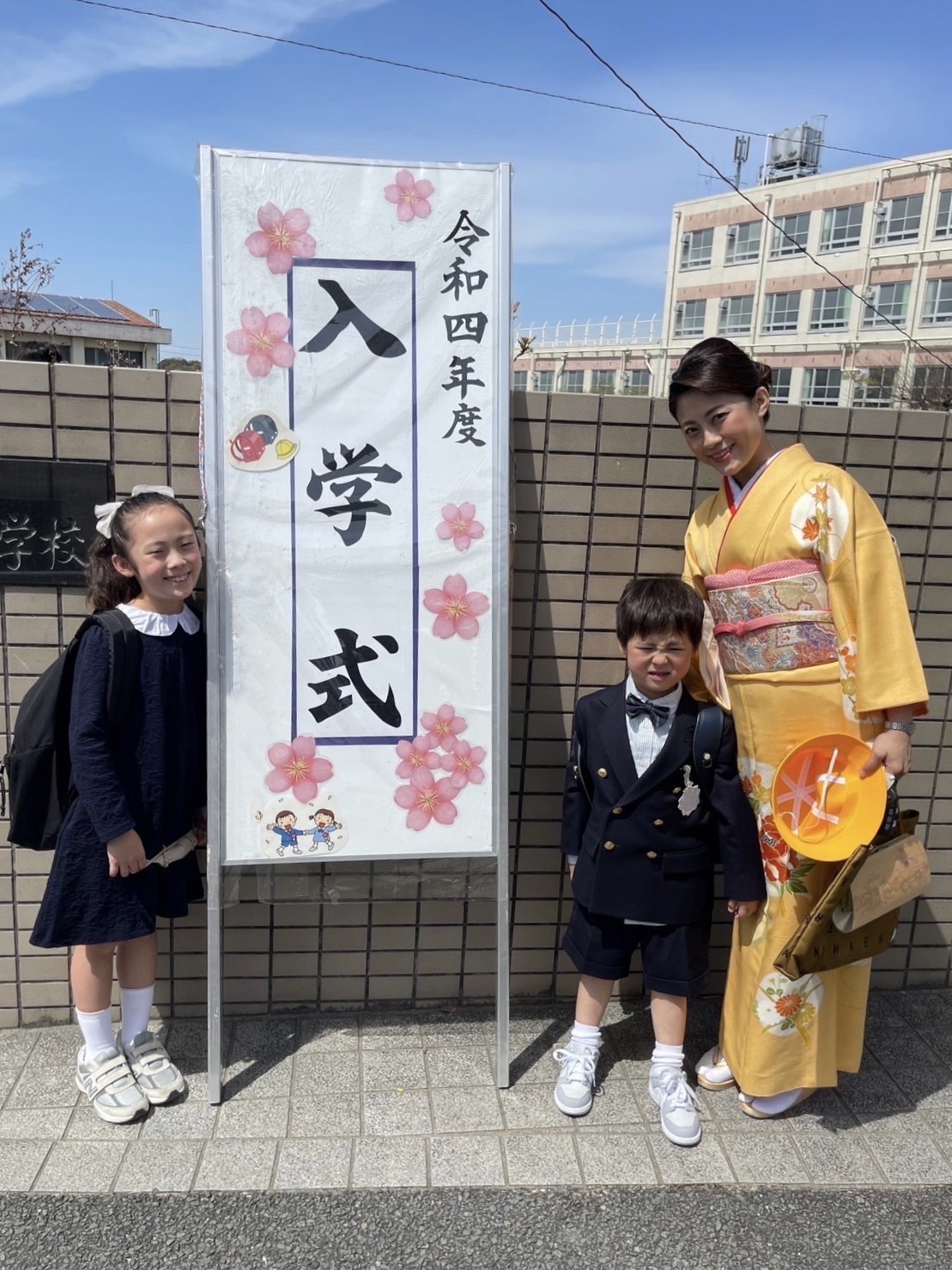 入学式で黄色の着物を着た名古屋のママ３