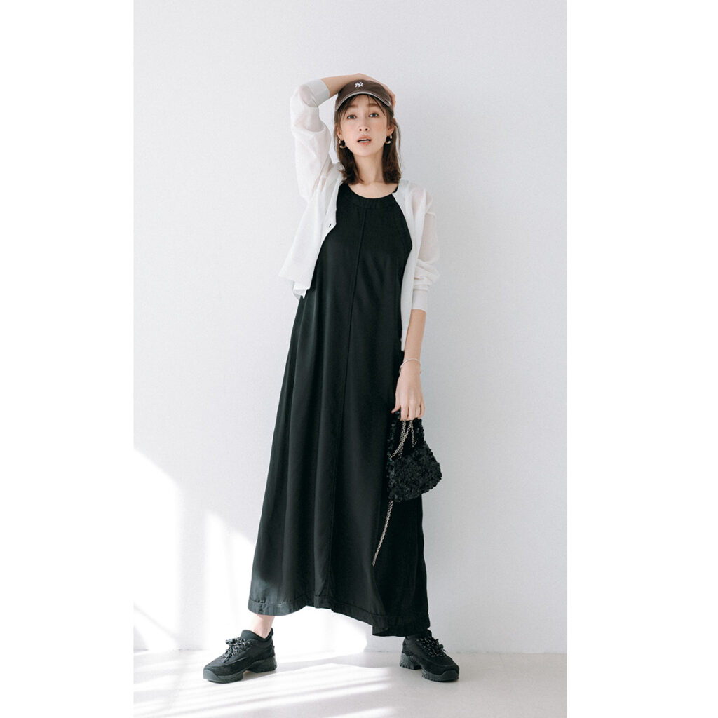 黒ワンピに白のシアーカーデのコーデ
