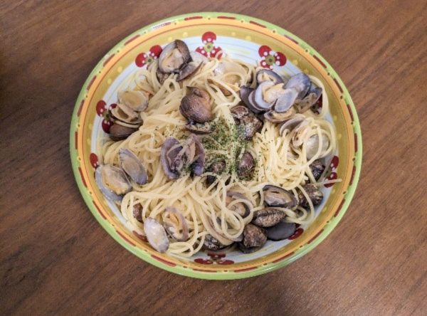 あさりのパスタをお皿に盛りつけた様子