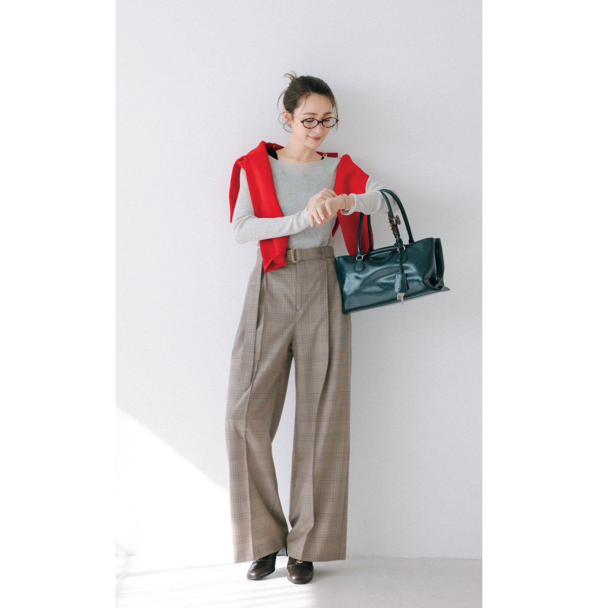 シアートップスにスクエアネックの黒キャミのレイヤードコーデ