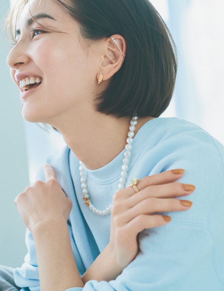 リモート映えするアクセサリー　夏　通勤服　コーデ