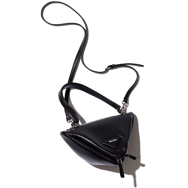 「プラダ」を象徴する「トライアングル」を斬新なデザインに落とし込んだ黒のミニバッグ