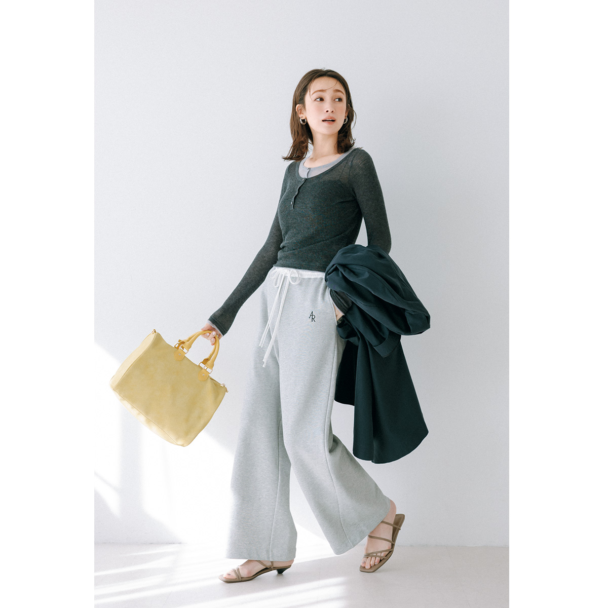 シースルーのドッキングトップスにスウェットパンツのコーデ