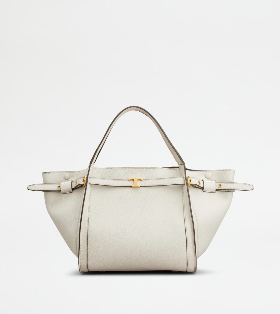 トッズ T タイムレス バッグ。ホワイトのカーフレザーにTメタル金具付きトートバッグ