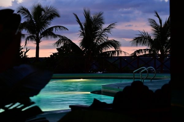 「ココ ガーデンリゾート オキナワ」の夕焼けタイムのプール