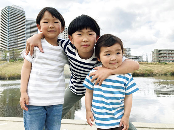 無印良品のTシャツを着た子ども3兄弟