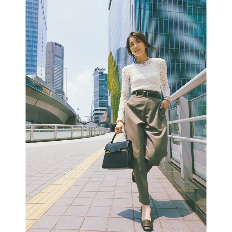 レースの白ロンTにパンツ、黒ベルト、黒バッグのコーデ