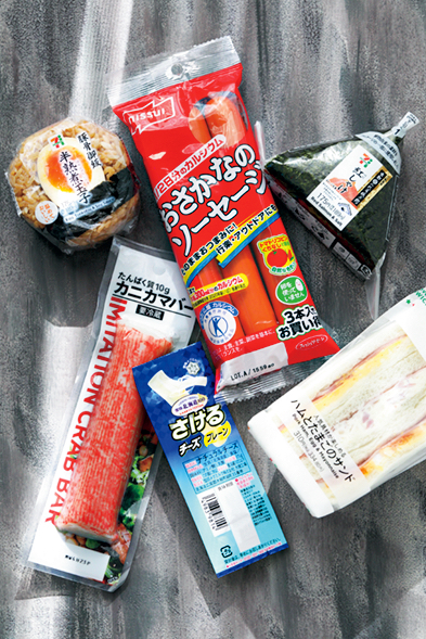 コンビニで買えるたんぱく質がとれる食品。サケのおにぎり、ハムと卵のサンドイッチ、お魚ソーセージ、チーズなど。