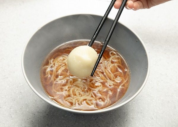 コストコ　北海道 もちもちじゃがまん スープ付き 24 個 (4食) をラーメンにトッピングしているところ