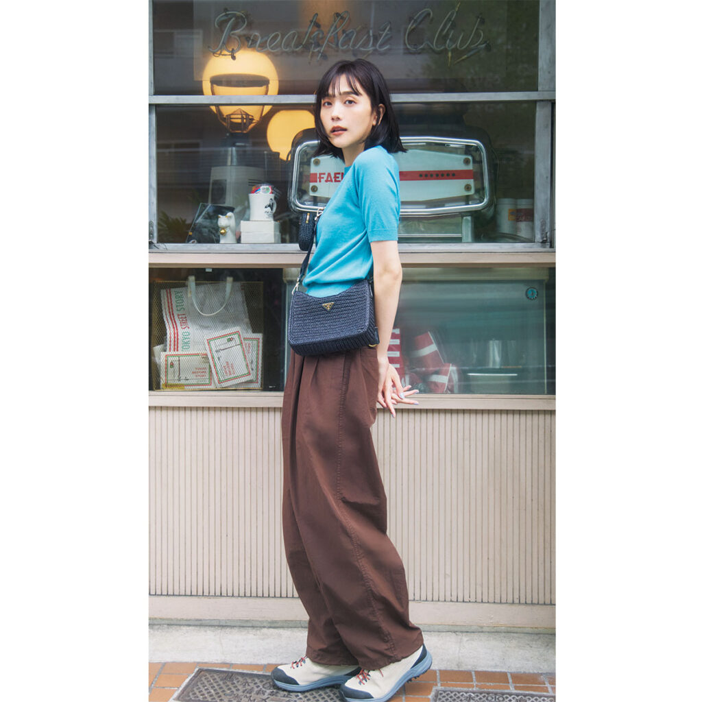 ブルートップスとブラウンワイドパンツのコーデ
