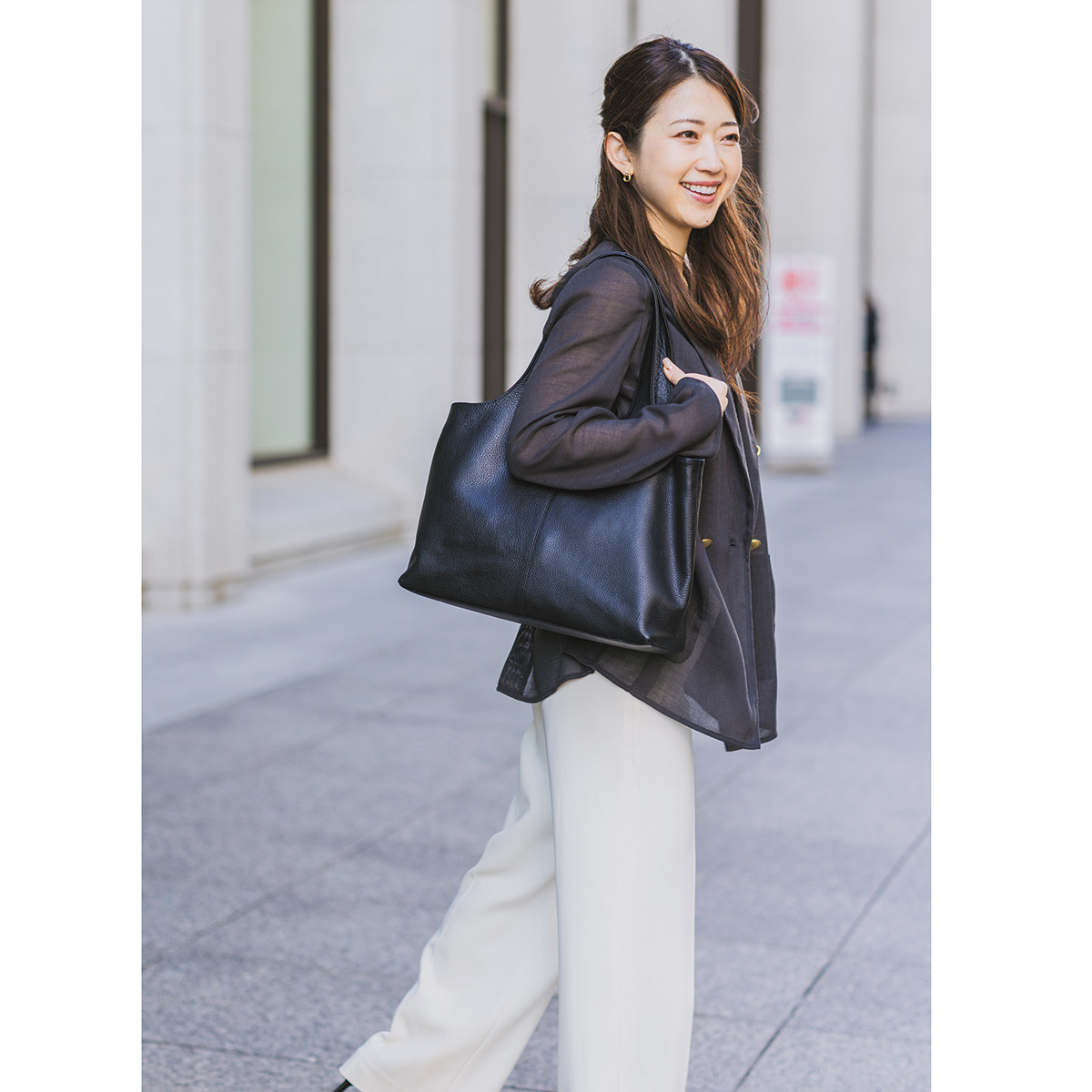 シアージャケットに白のパンツのコーデ