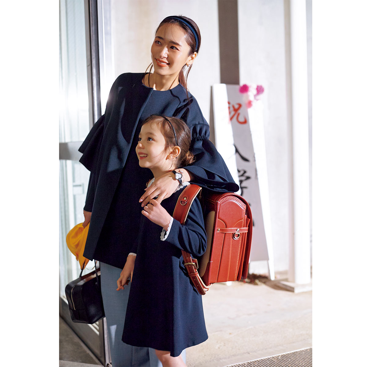 セレモニーコーデのお母さんとランドセルを背負った娘