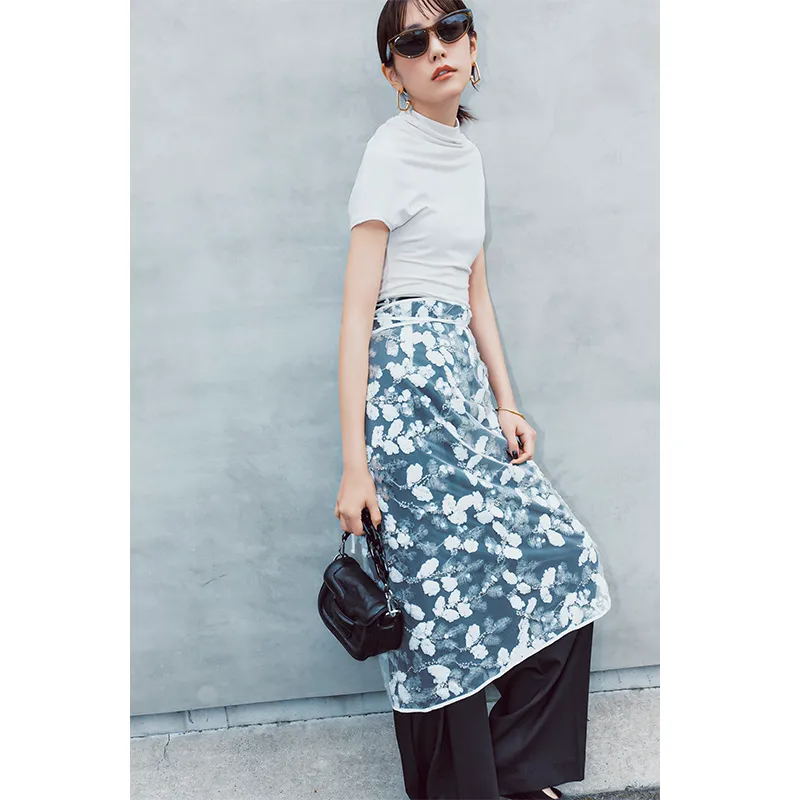 パンツにレイヤードシアースカート、半袖Tシャツのコーデ