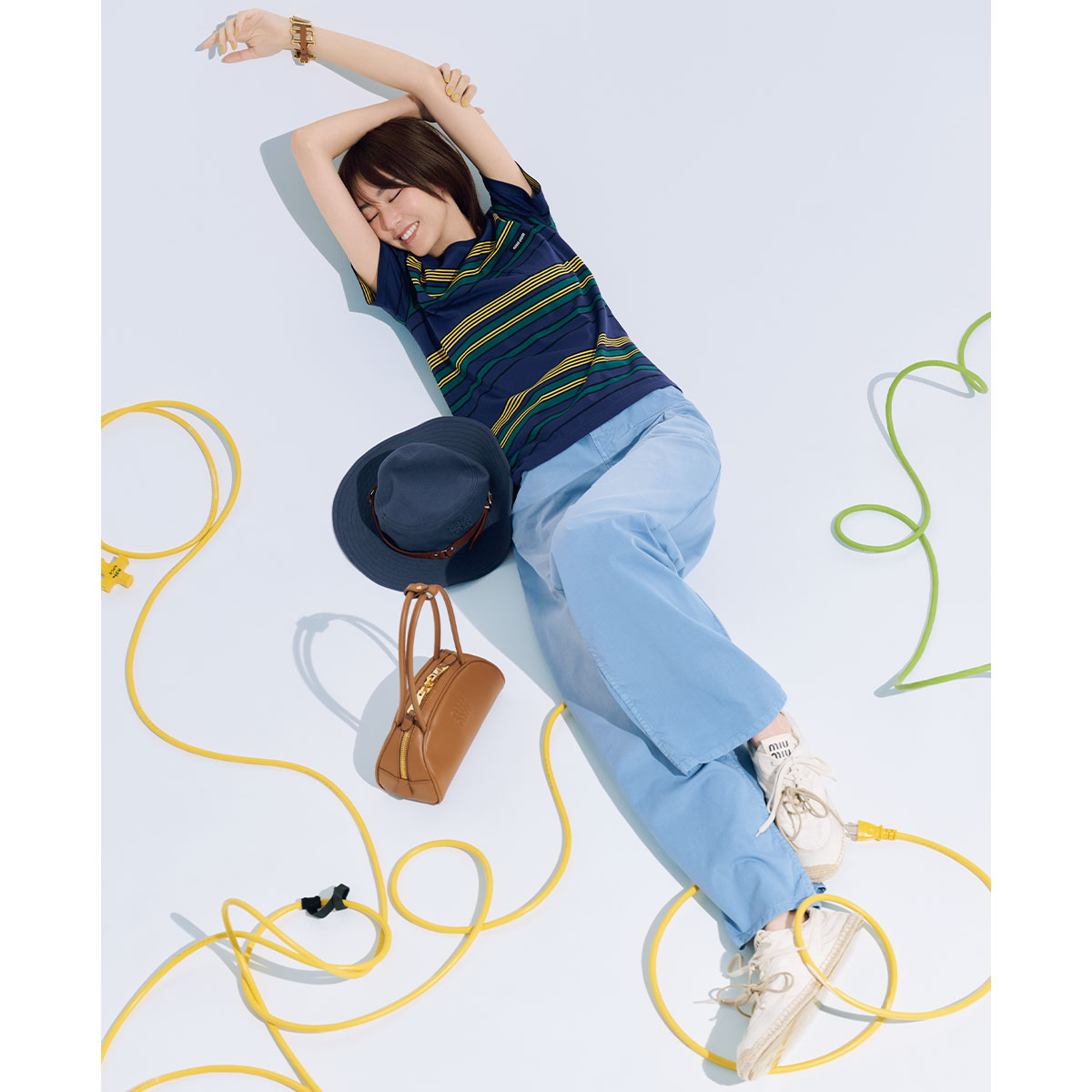 ミュウミュウのマルチボーダーTシャツとブルーのパンツコーデ