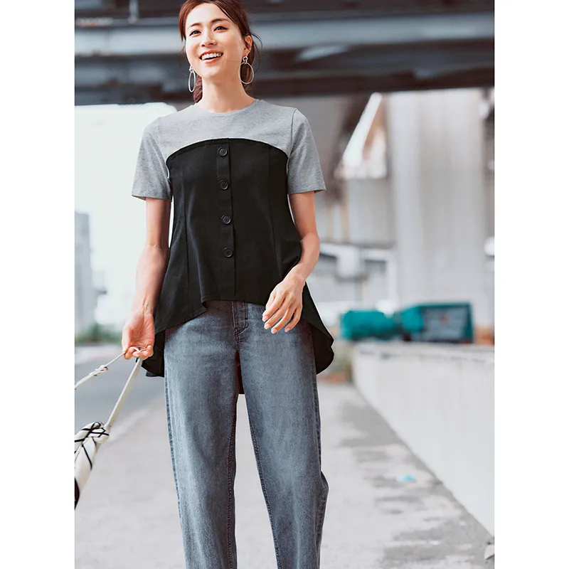 ビスチェデザインの半袖Tシャツにデニムのコーデ
