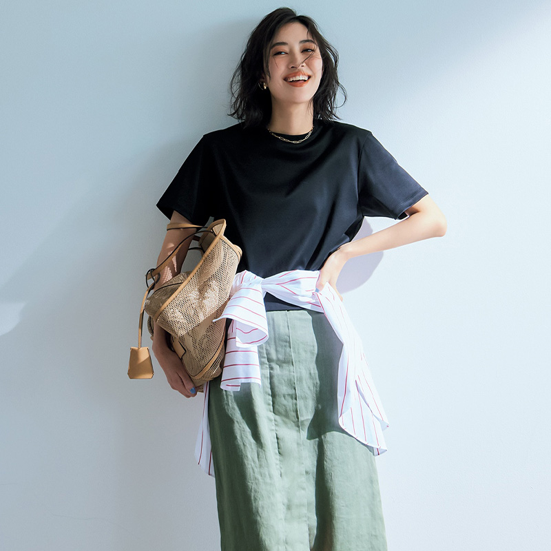 黒Tシャツにワーク系タイトスカート、腰巻シャツのコーデ
