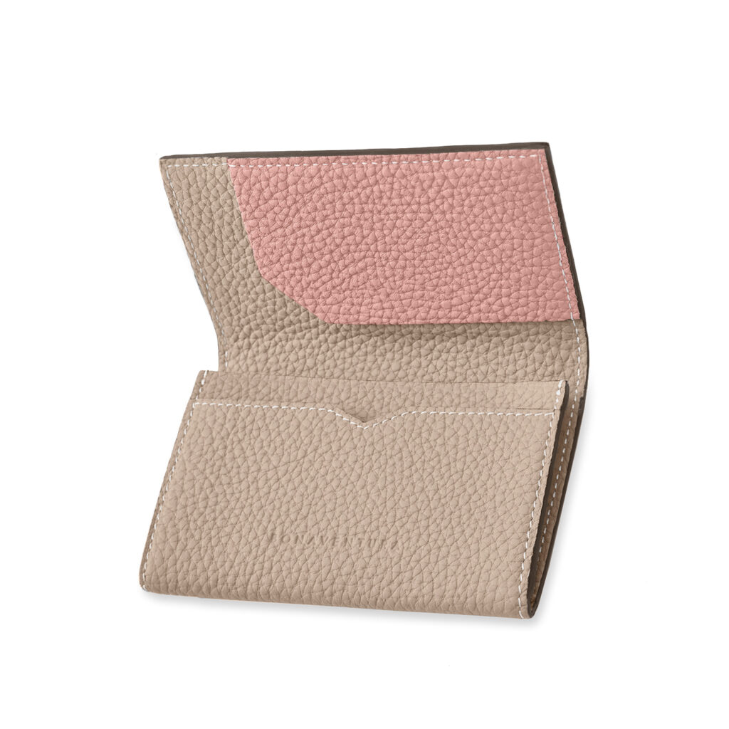 外側のグレージュと内側のコーラルピンクがバイカラー仕様