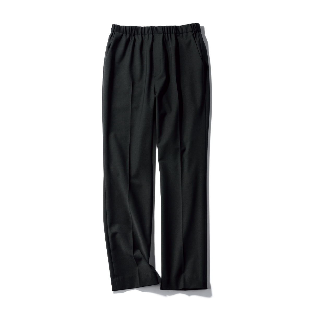 ベイジのストレート黒パンツ