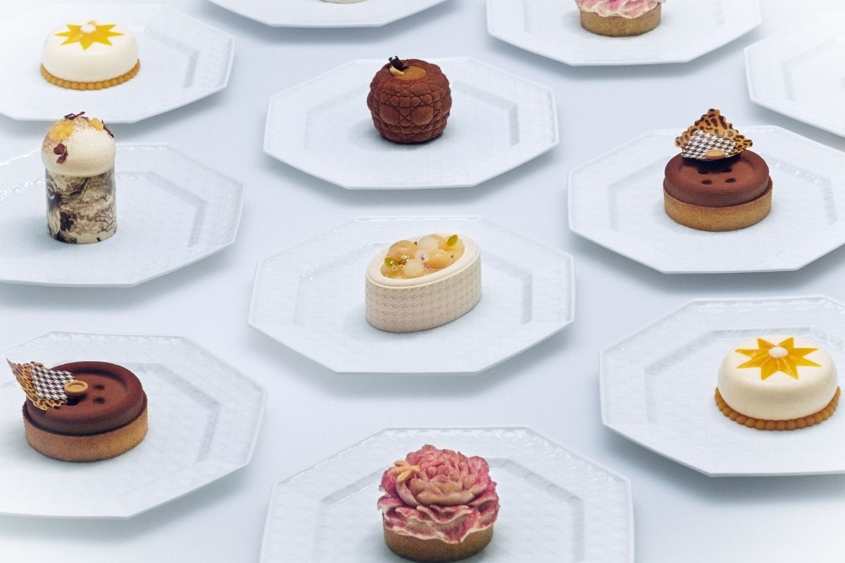 【左上から時計回りに】ラ ローズ デ ヴァン￥4,000　ル レディ￥4,000　ル ブトン￥4,000　ラ ローズ デ ヴァン￥4,000　ラ ローズ ア ラ フランボワーズ￥4,000　ル ブトン￥4,000　ル グランヴィル￥4,000 ロヴァール￥4,000