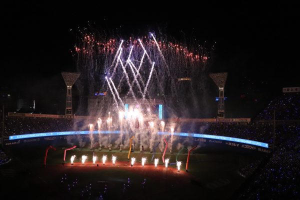 ベイスターズ勝利時には、花火にムービングライトを織り交ぜた光きらめくショーで勝利を祝います