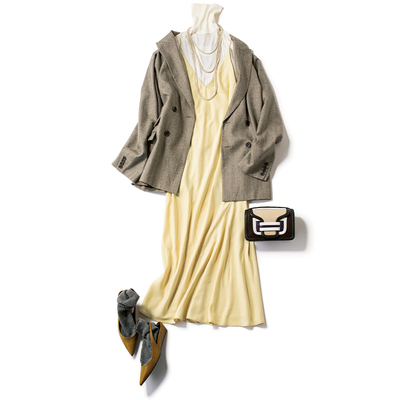 白タートルにロンハーマンのイエローのキャミワンピースを重ねてジャケットを羽織ったスタイル