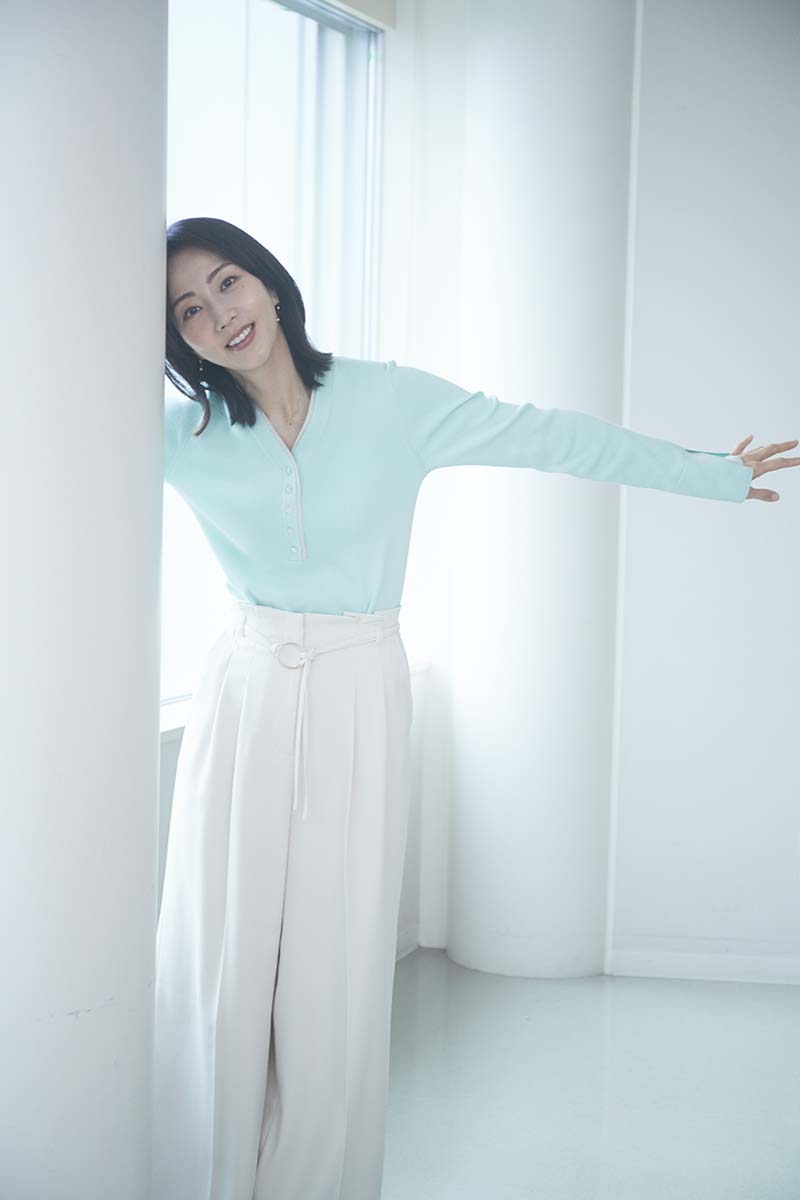 木南晴夏さん　笑顔で柱から写る全身画像