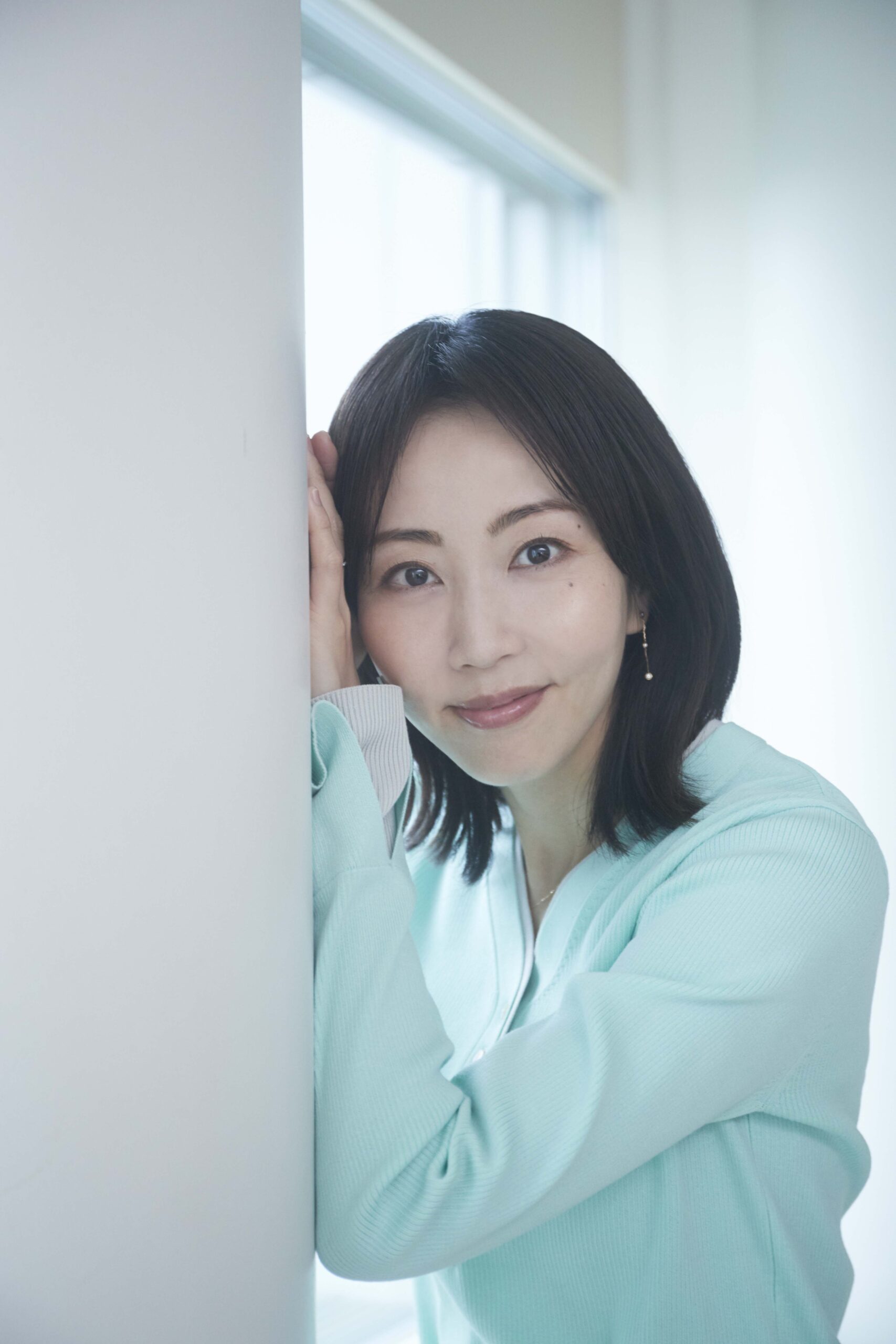 木南晴夏さん　柱から写る画像　縦長