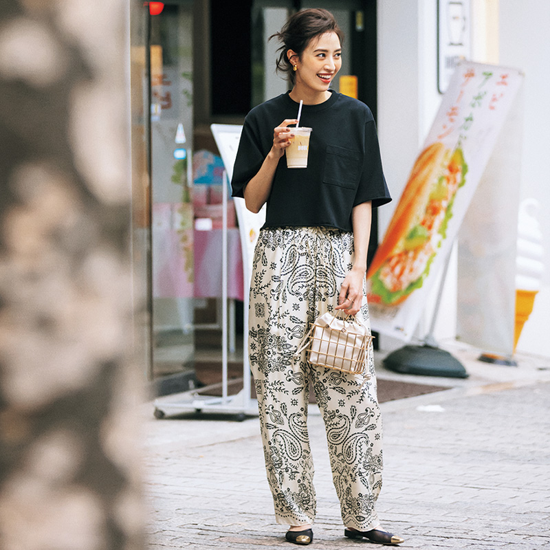 ゆるサイズの黒Tに柄パンツのコーデ