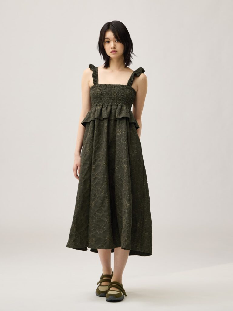 花柄のジャカード素材を使ったスモッキングワンピース