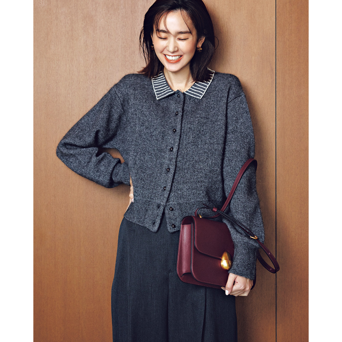 グレーのビジュー衿つきカーデとワイドパンツを合わせたランチ会コーデ