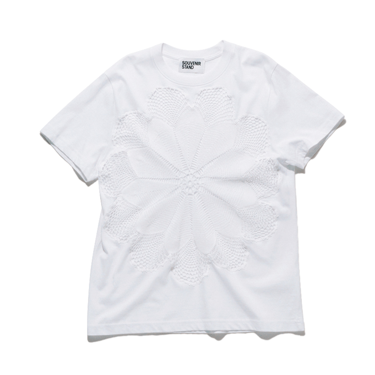 スーベニアスタンドのフラワーモチーフレースが前面についたTシャツ