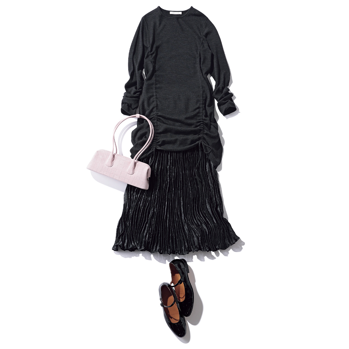 イウエンマトフのドレープが入ったニットワンピにプリーツスカートを重ねたコーデ