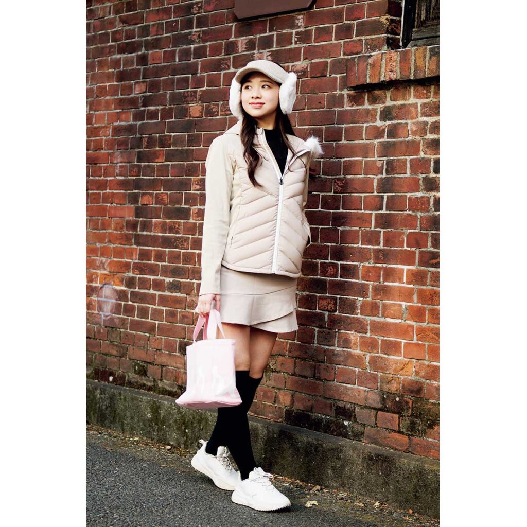 ベージュワントーンのゴルフコーデ