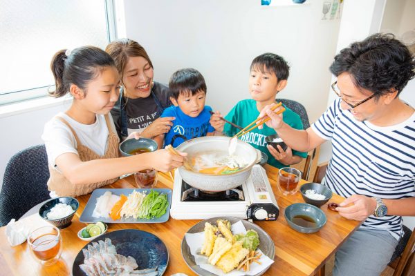 海鮮しゃぶしゃぶと天ぷらを家族で食べている