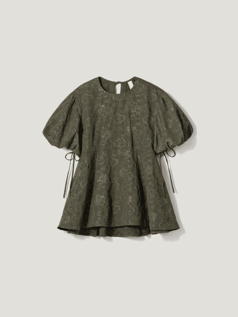 カーキのバルーンスリーブのチュニック